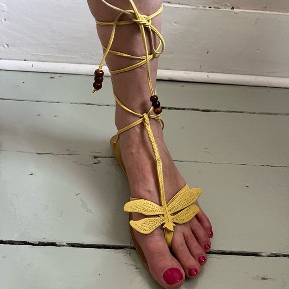 Strappy Yellow leather flat sandals with dragonfly - Picture 3 of 3